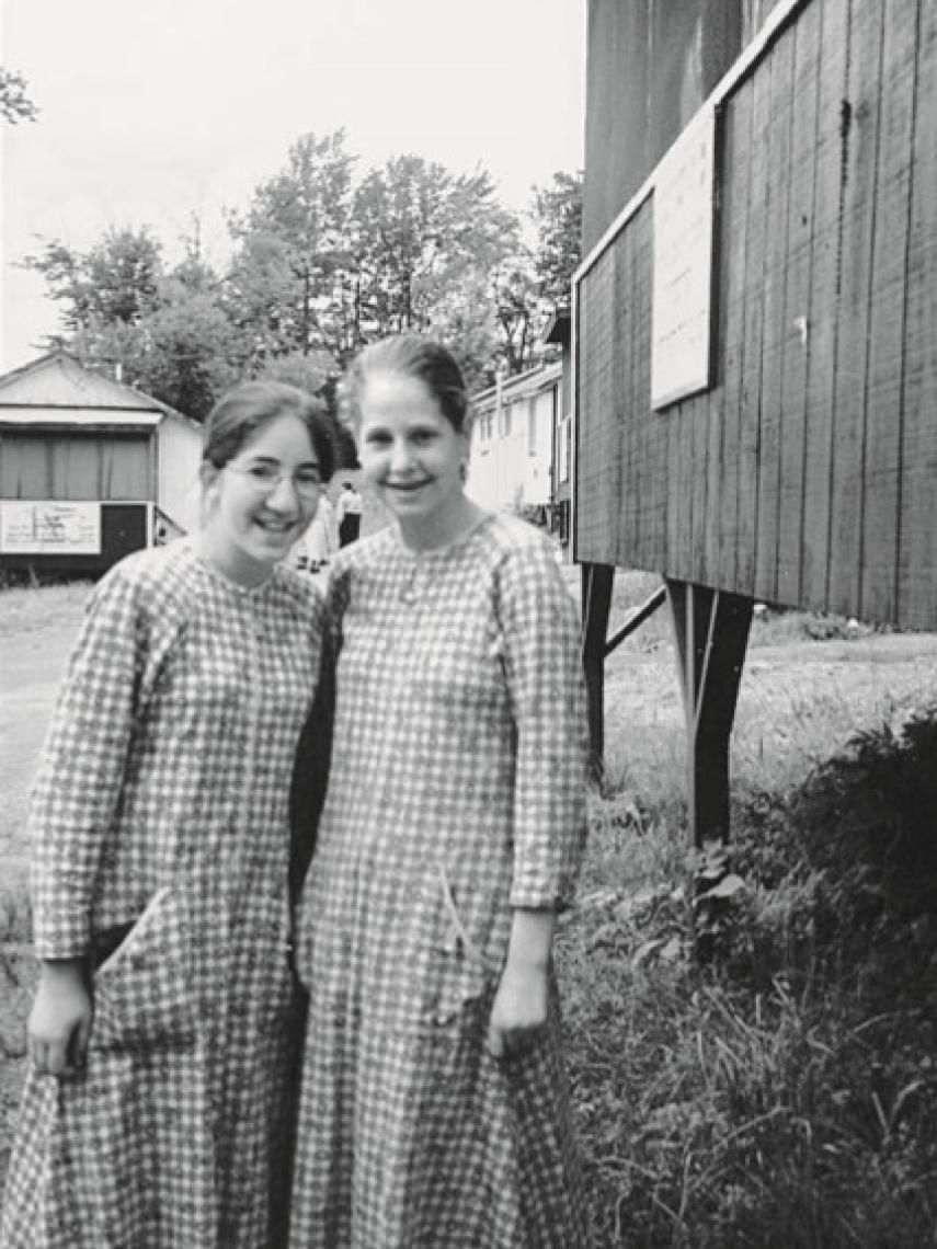 Deborah Feldman con una compañera en el campamento de verano satmaren las montañas de Catskill.