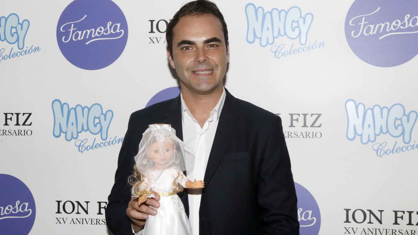 Ion Fiz durante la presentación del diseño nupcial de su firma para la muñeca Nancy.