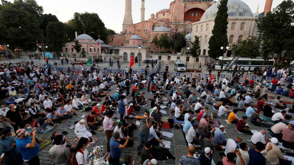 Musulmanes rezando delante de Santa Sofía tras la decisión de reconvertirla en mezquita.