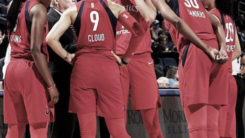 Delle Donne conversando con sus compañeras