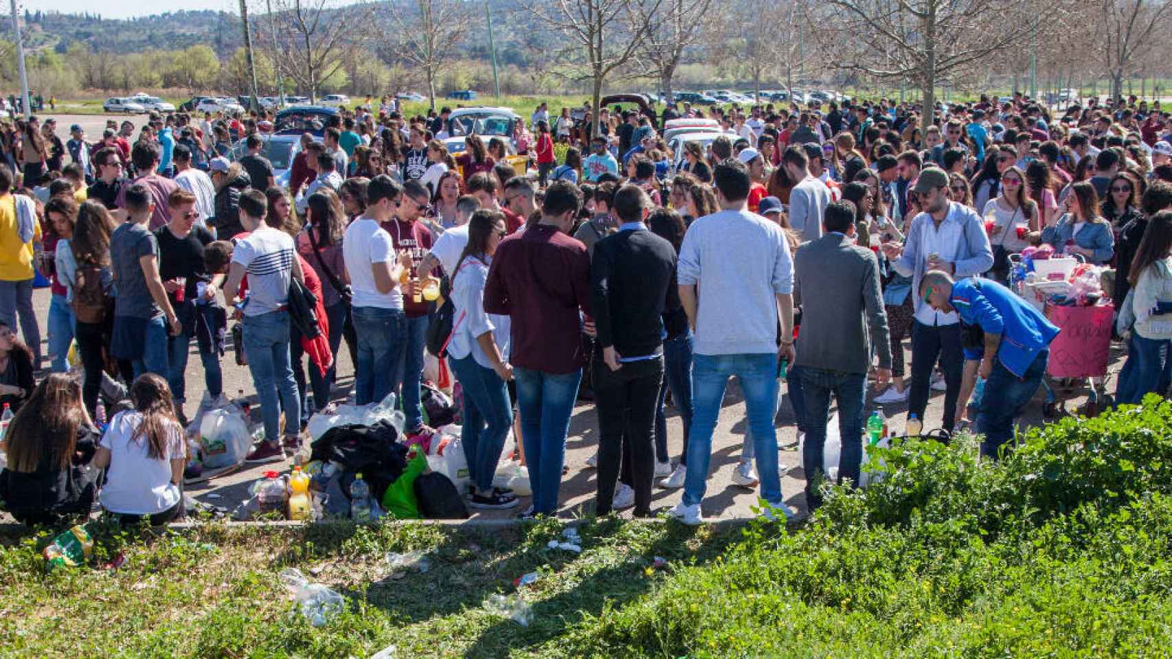 Cientos de jóvenes celebran un botellón universitario en el recinto ferial de La Peraleda antes la pandemia