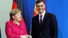 La canciller alemana Angela Merkel estrecha la mano al presidente español Pedro Sánchez.