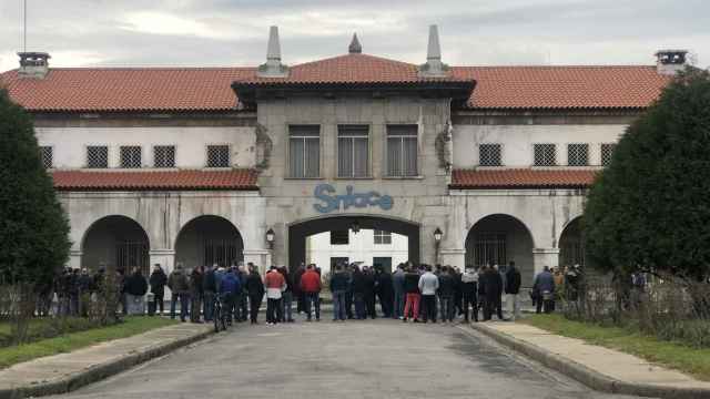 Extrabajadores de Sniace se manifiestan a las puertas de la fábrica de Torrelavega.