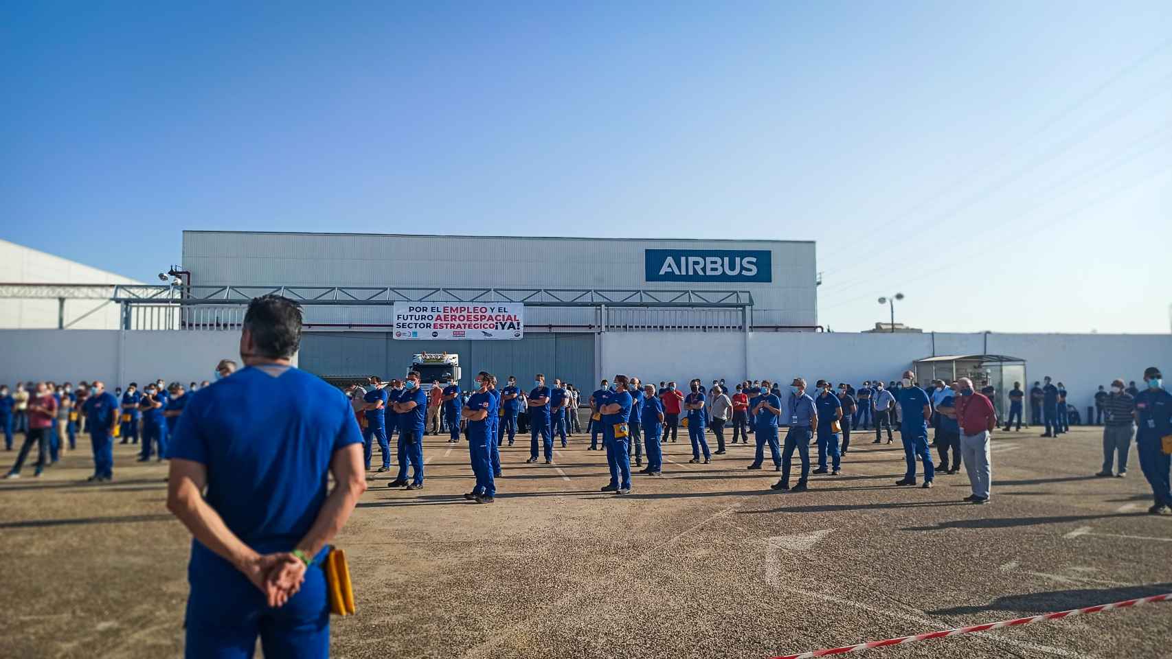 Los trabajadores de Airbus concentrados en la planta de Tablada de Sevilla