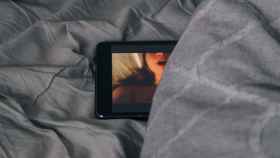Un vídeo de carácter sexual siendo reproducido en un smartphone.