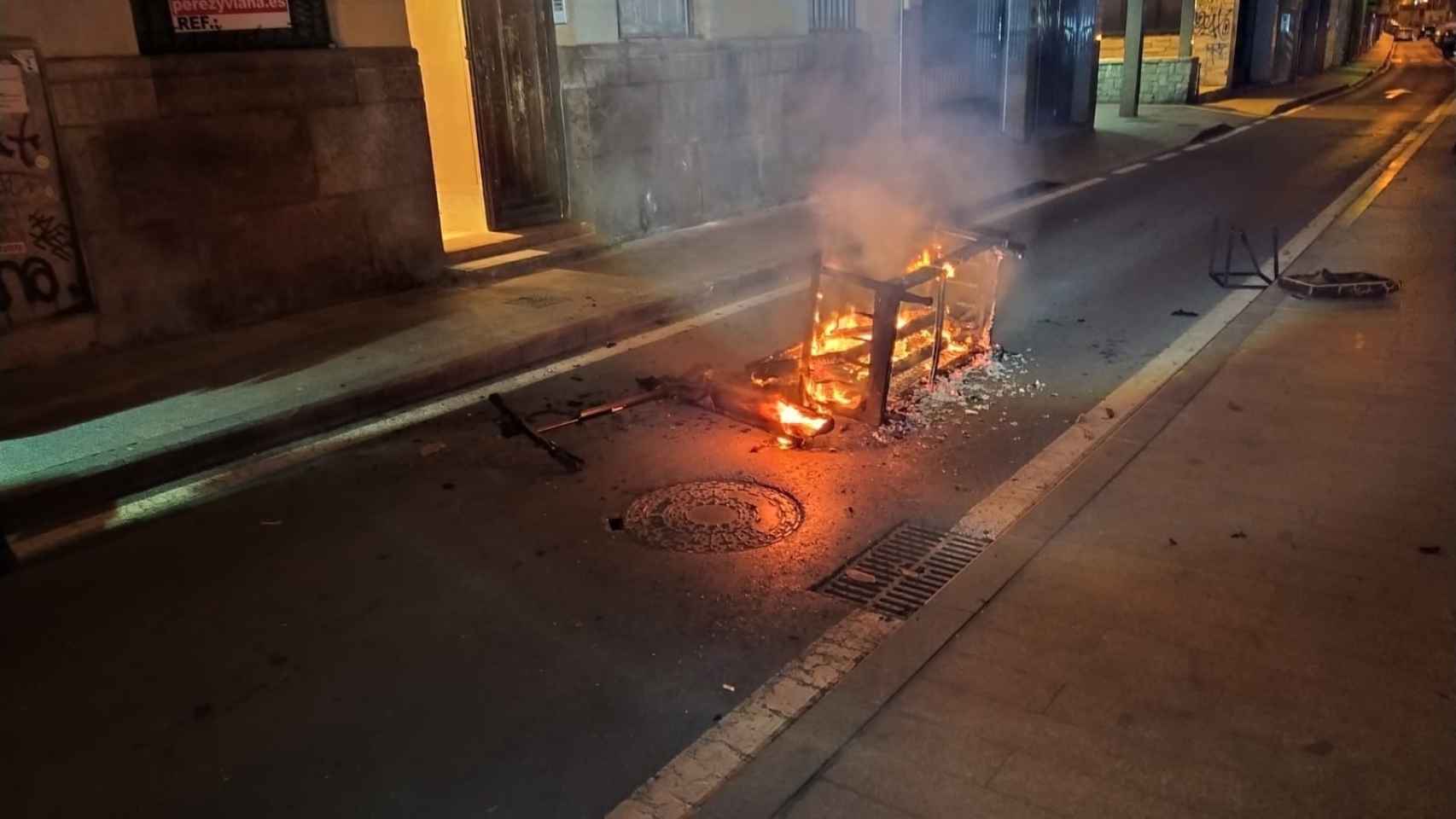 El sofá de la vivienda de Alicante, ardiendo en la calle.