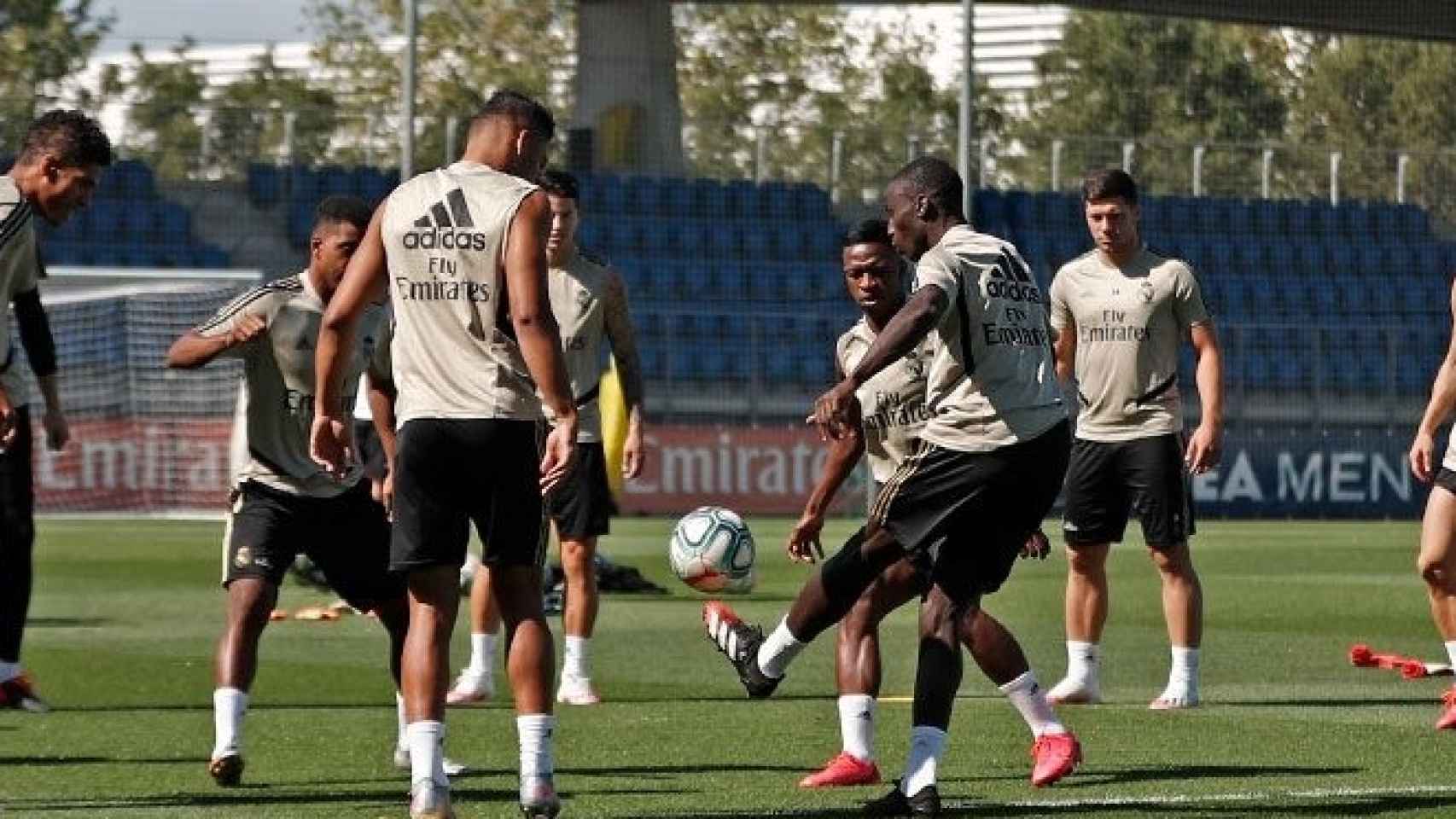 Los jugadores del Real Madrid, durante el último entrenamiento antes del partido ante el Villarreal