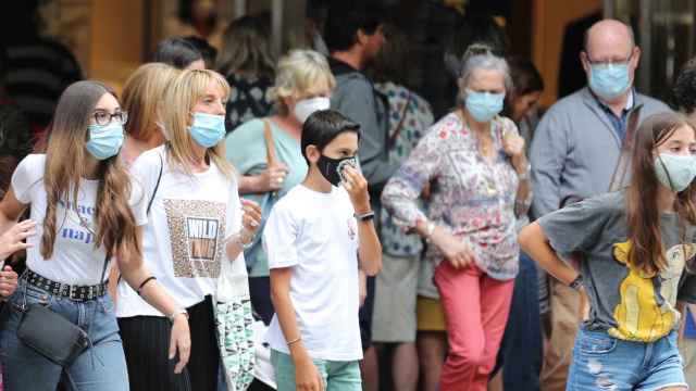 Personas con mascarillas en Bilbao, donde desde mañana es obligatorio llevar mascarilla.