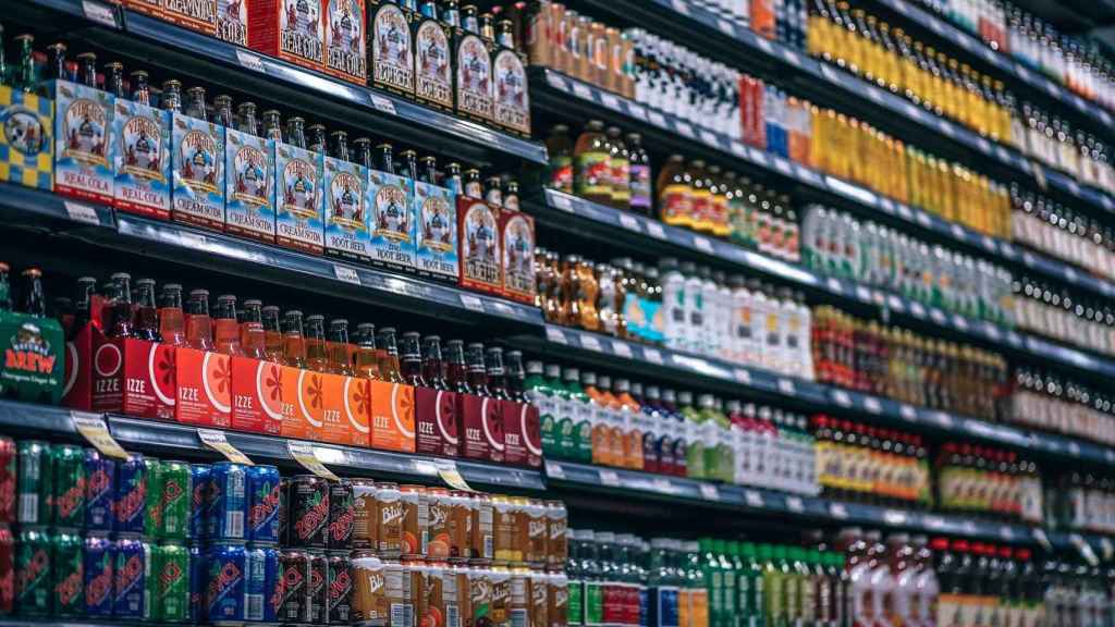 Una estantería de un supermercado con bebidas.