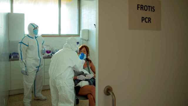 Profesionales sanitarios realizan test PCR en un Centro de Atención Primaria. EFE/ Enric Fontcuberta