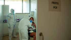 Profesionales sanitarios realizan test PCR en un Centro de Atención Primaria. EFE/ Enric Fontcuberta