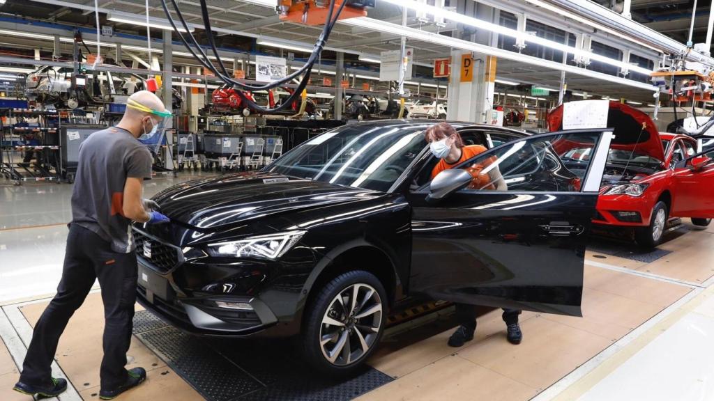 Imagen de los trabajadores de Seat en Martorell en la línea de producción del Seat León.