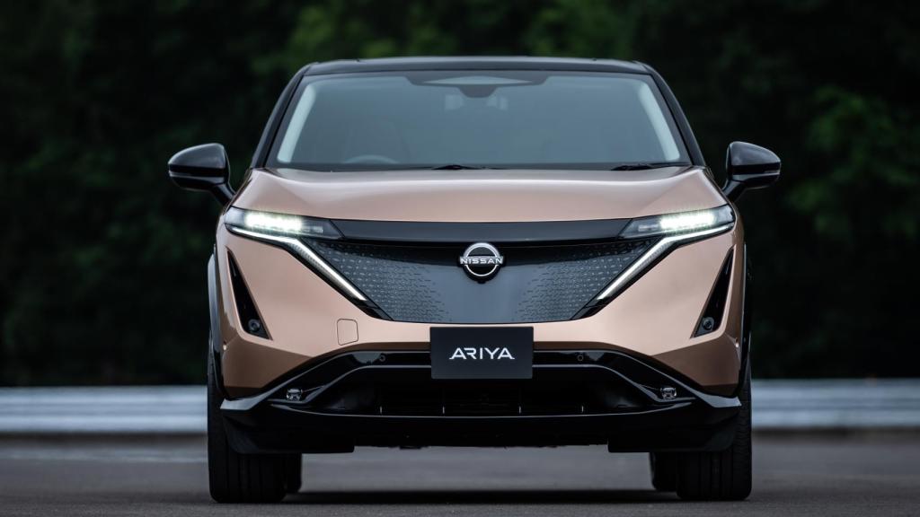 El frontal del Nissan Ariya es muy llamativo y cuenta con un nuevo emblema.