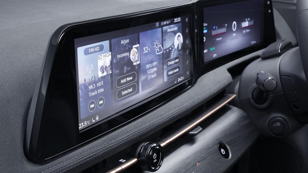 Doble pantalla en el interior del coche.