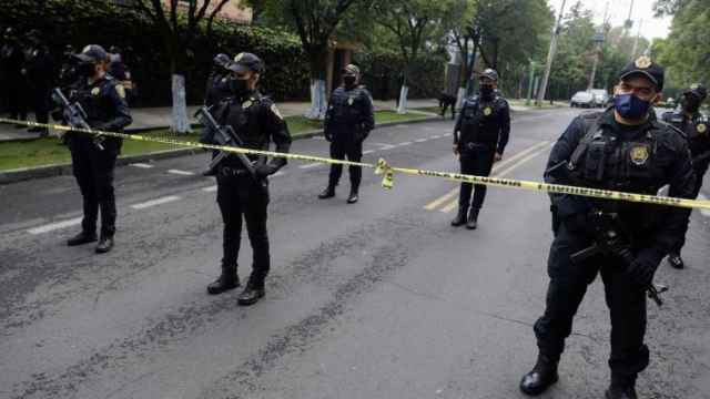 La policía mexicana en el lugar del crimen.