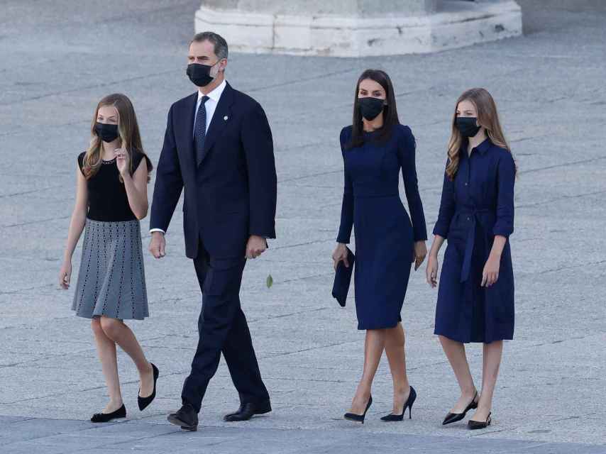 Los reyes de España y sus hijas, de negro riguroso, accediendo al Palacio Real.