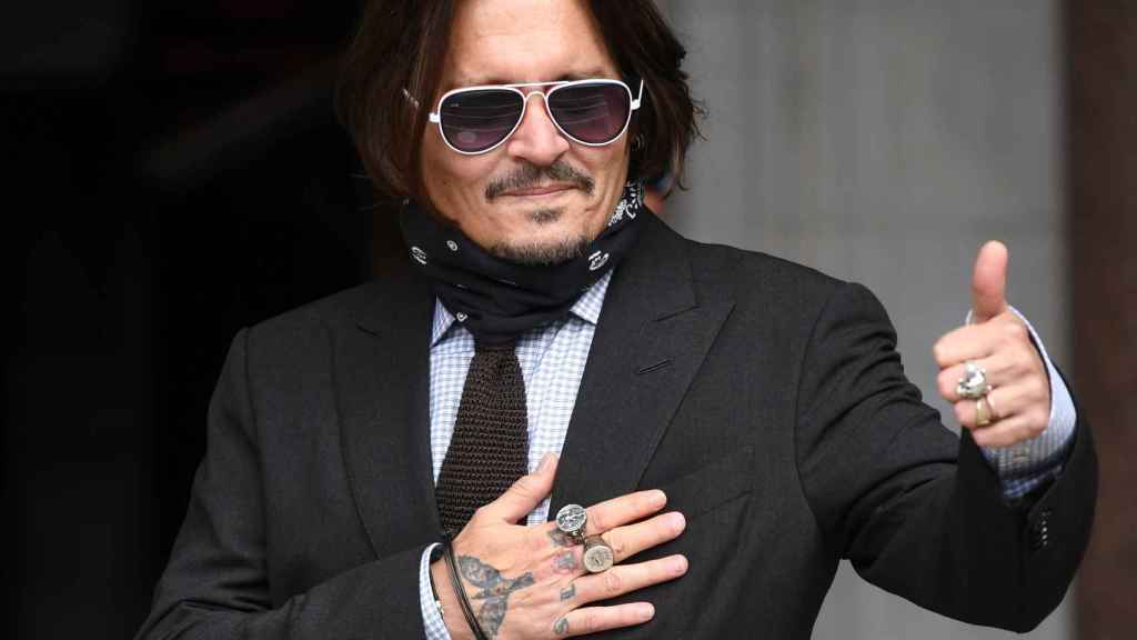 Johnny Depp a las puertas de los juzgados.