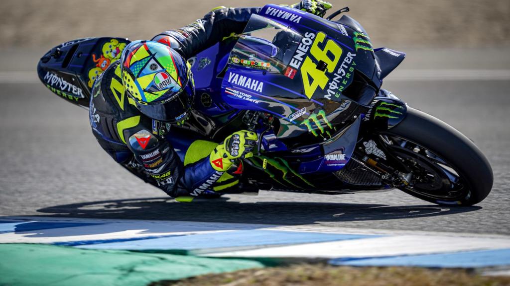 Valentino Rossi traza un viraje, durante el test previo al Gran Premio de España, en Jerez.