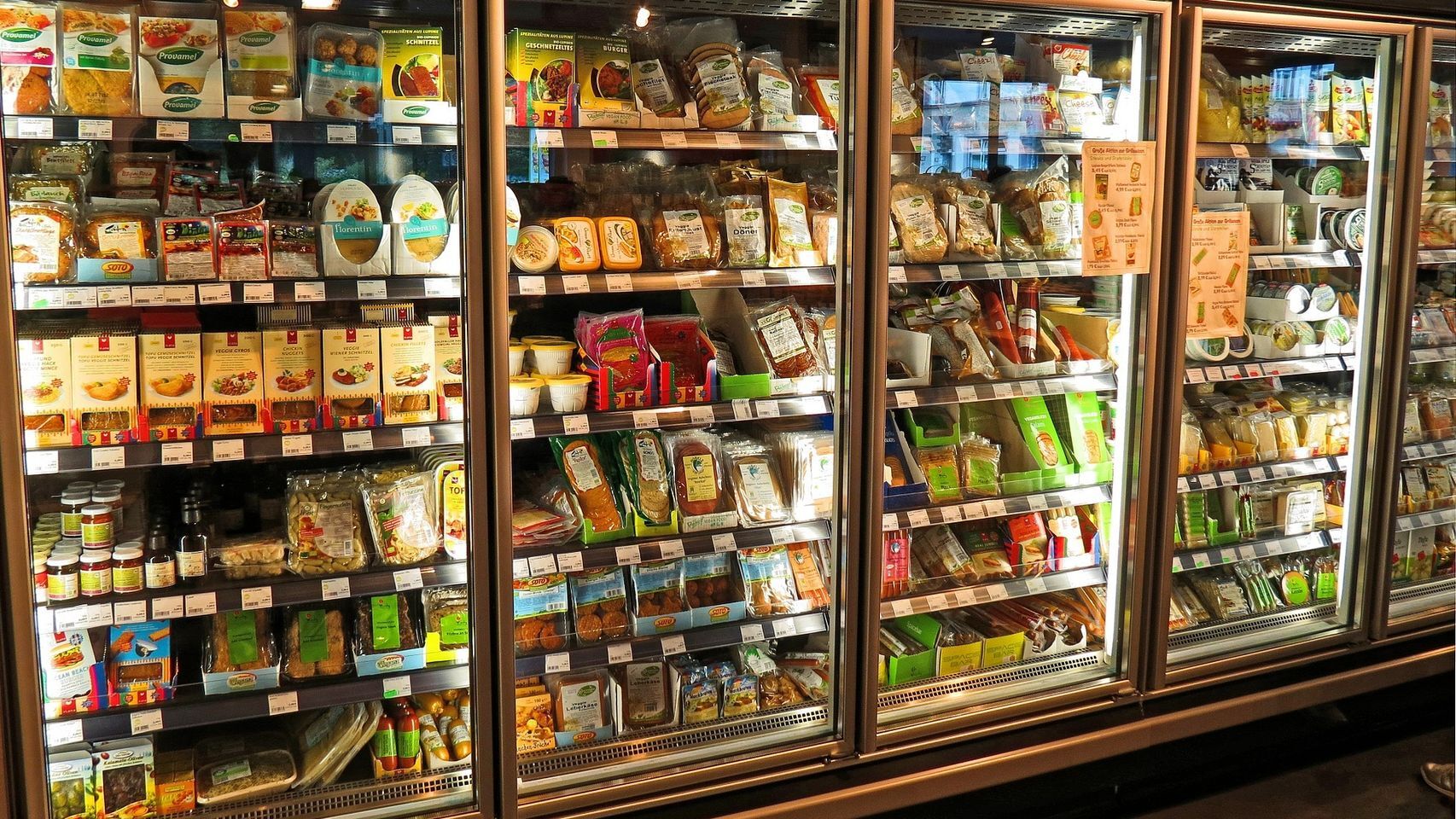Las estanterías de un supermercado repletas de alimentos ultraprocesados.