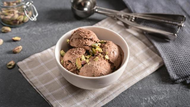 El helado de chocolate cremoso más rápido, fácil y sano que existe