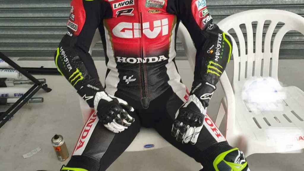 Carl Crutchlow, corredor de Moto GP, sentado