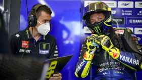 Valentino Rossi, junto a su técnico David Muñoz, en el box de Yamaha en el circuito de Jerez.
