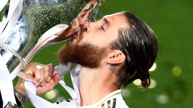 Sergio Ramos besa el trofeo de campeón de Liga