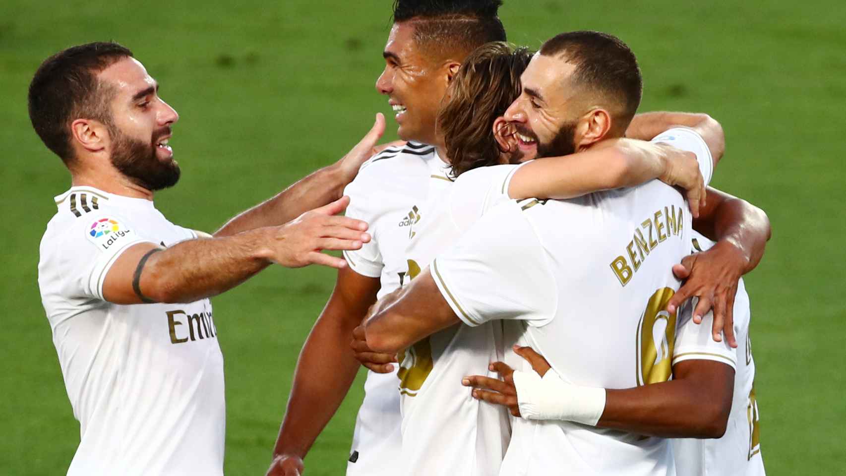 Los jugadores del Real Madrid felicitan a Benzema por su primer gol al Villarreal