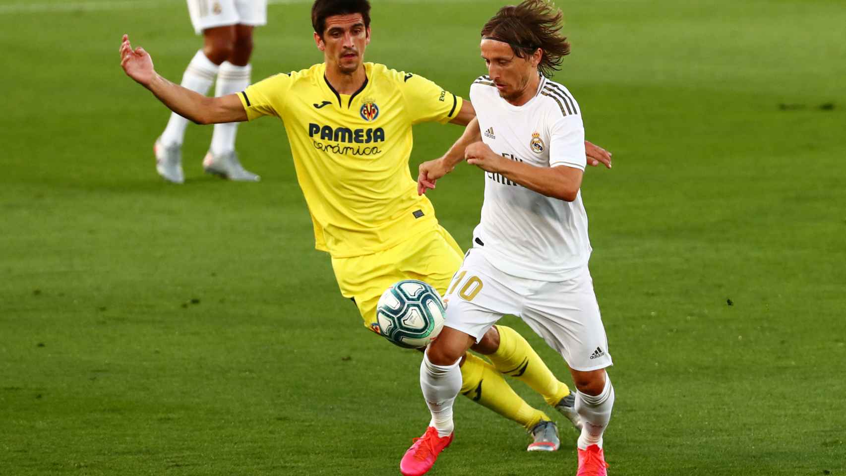 Luka Modric, perseguido por un jugador del Villarreal