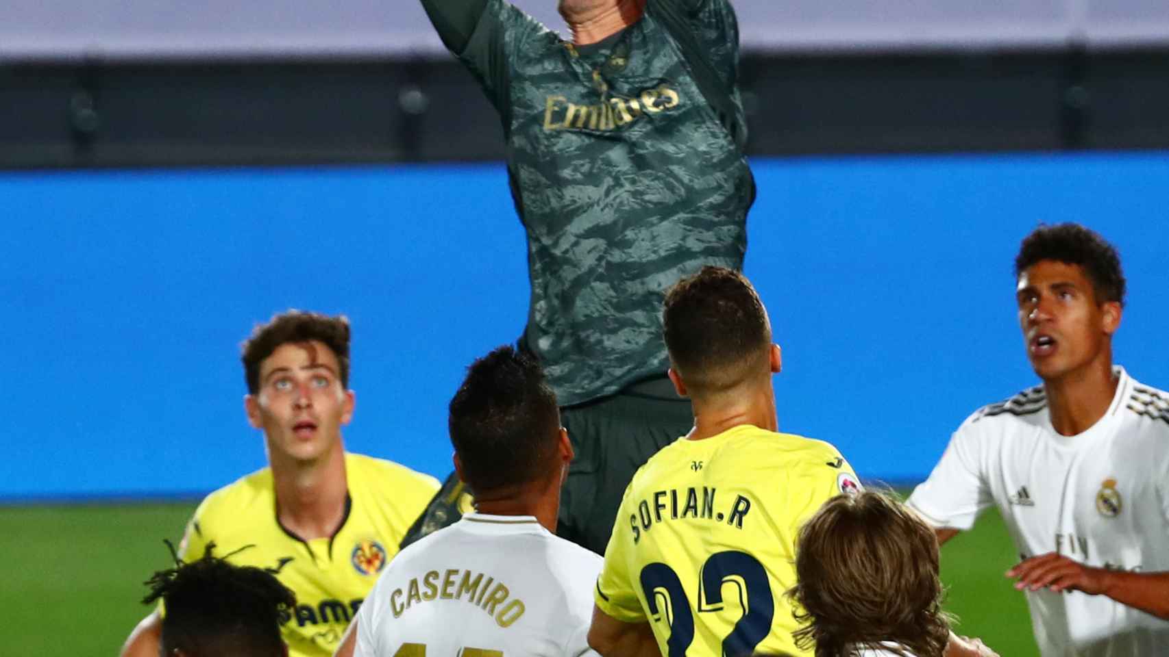 Courtois se anticipa a los jugadores del Real Madrid y Villarreal y detiene el balón por alto