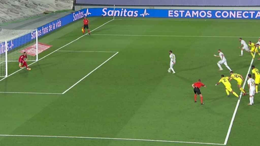 Sergio Ramos pasa el balón a Benzema en el lanzamiento del penalti