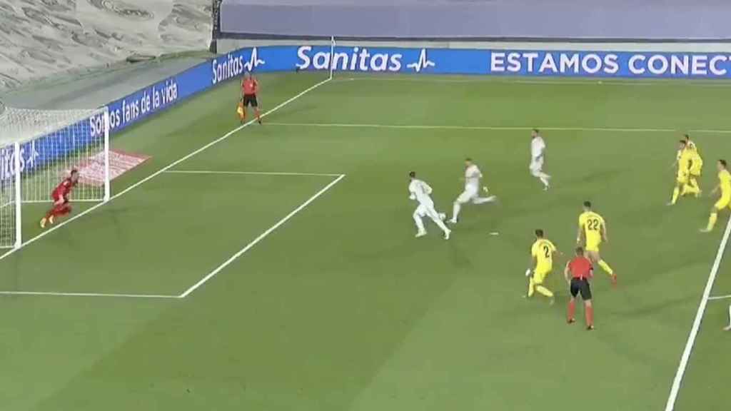 Sergio Ramos pasa el balón a Benzema en el lanzamiento del penalti