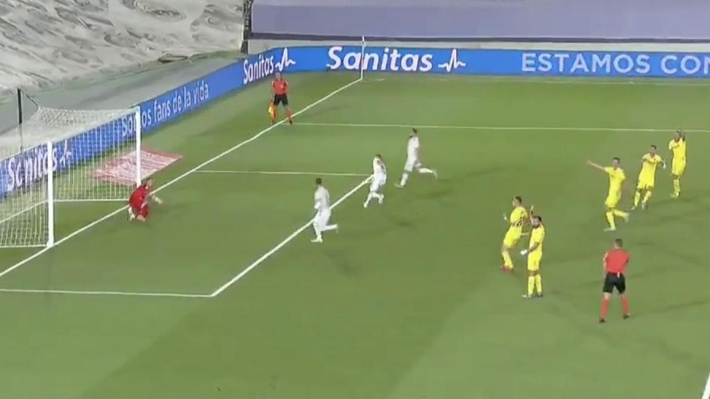 Sergio Ramos pasa el balón a Benzema en el lanzamiento del penalti