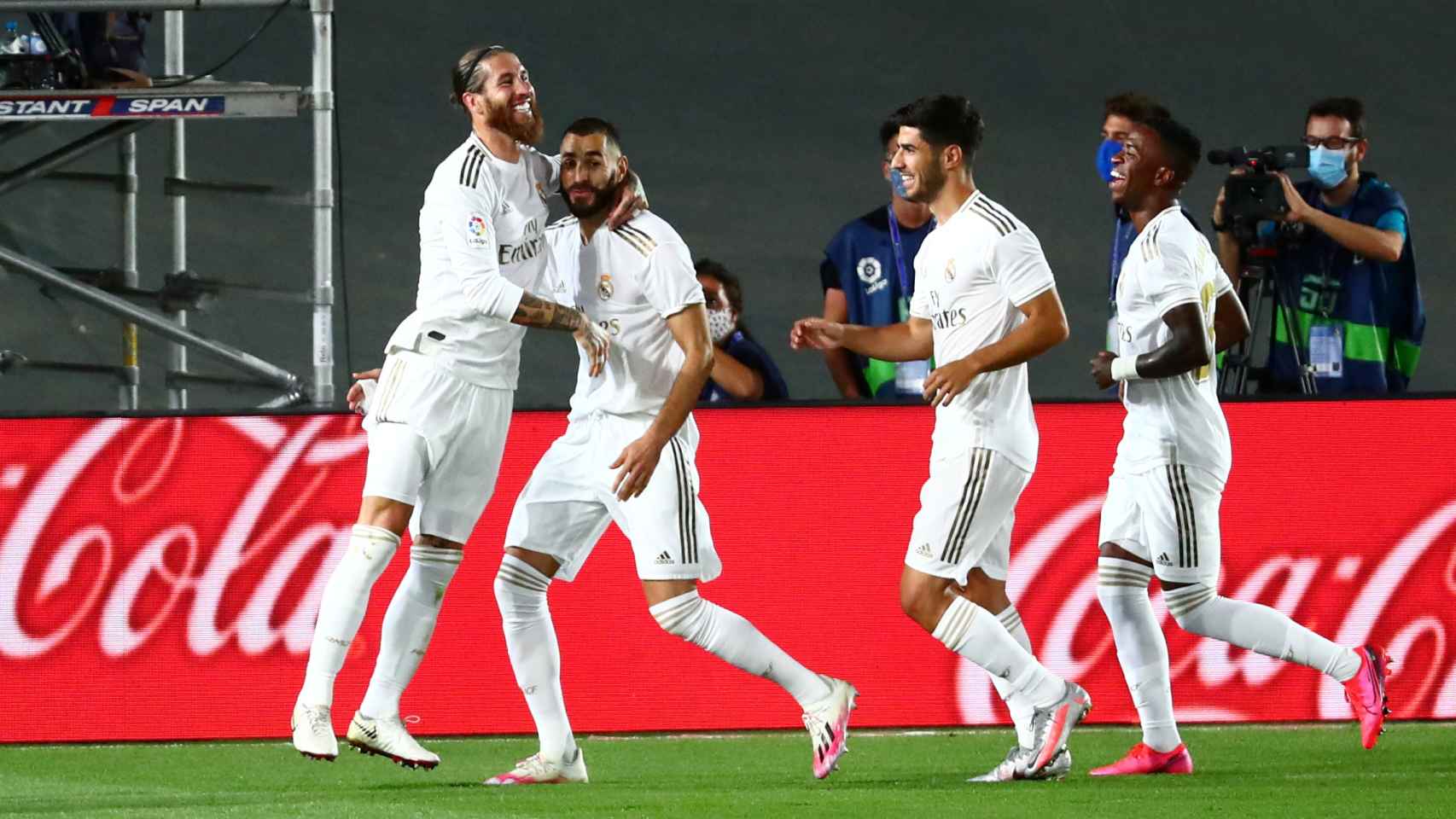 Sergio Ramos celebra con Benzema su gol de penalti al Villarreal