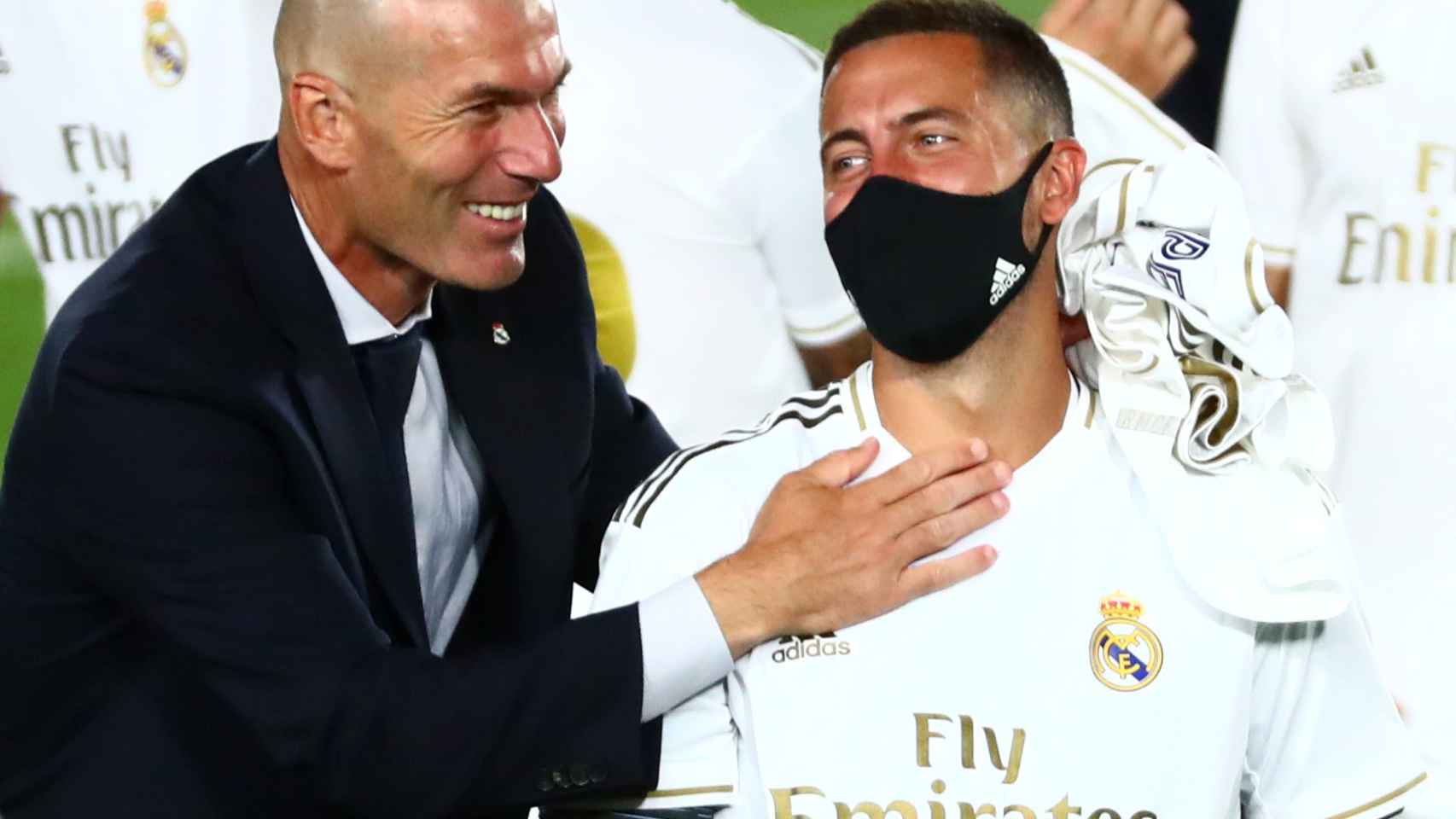 Zidane felicita a Eden Hazard