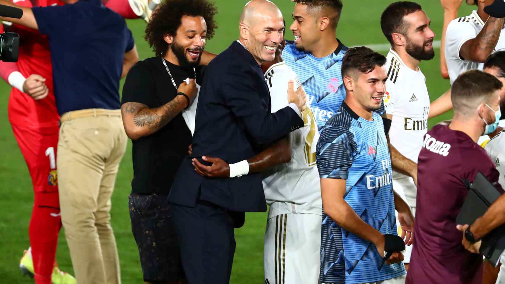 Zinedine Zidane abraza y felicita a la plantilla del Real Madrid