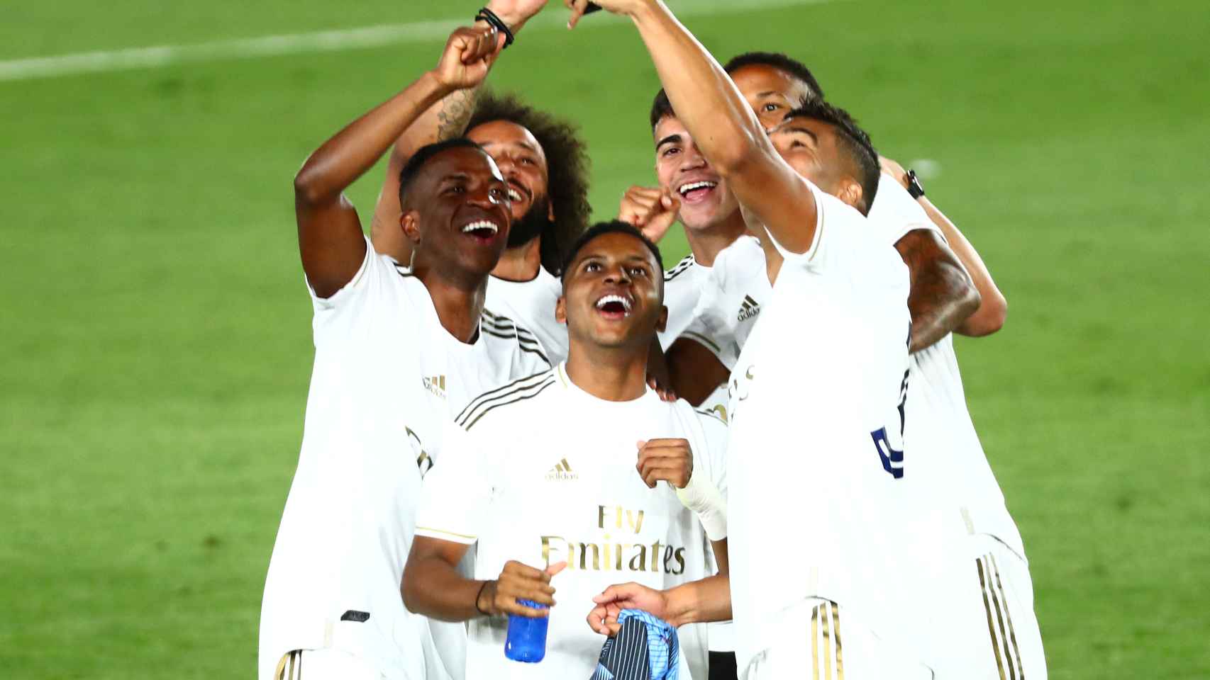 Los jugadores brasileños del Real Madrid se fotografían durante la celebración por el título