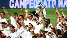 Sergio Ramos levanta el trofeo de campeón de La Liga