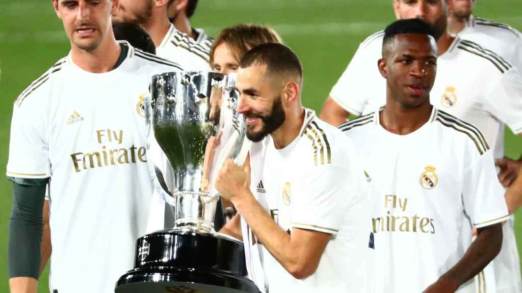 Karim Benzema con el título de campeón de Liga