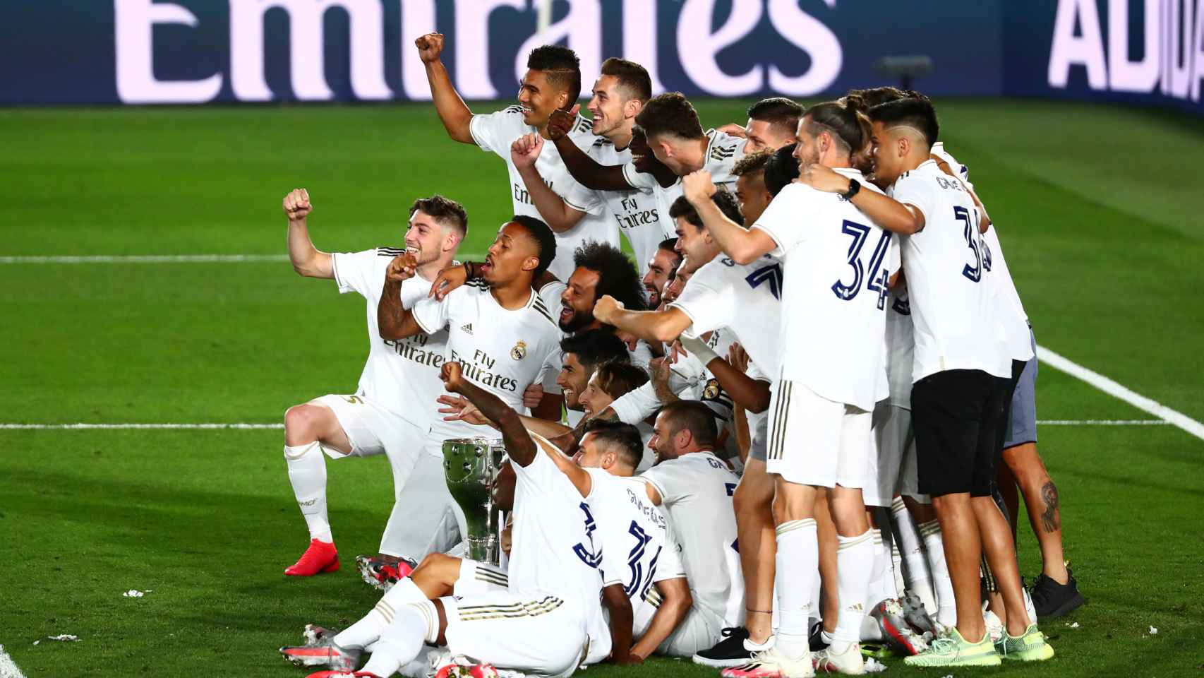 Los jugadores del Real Madrid posan con el trofeo de campeón de Liga