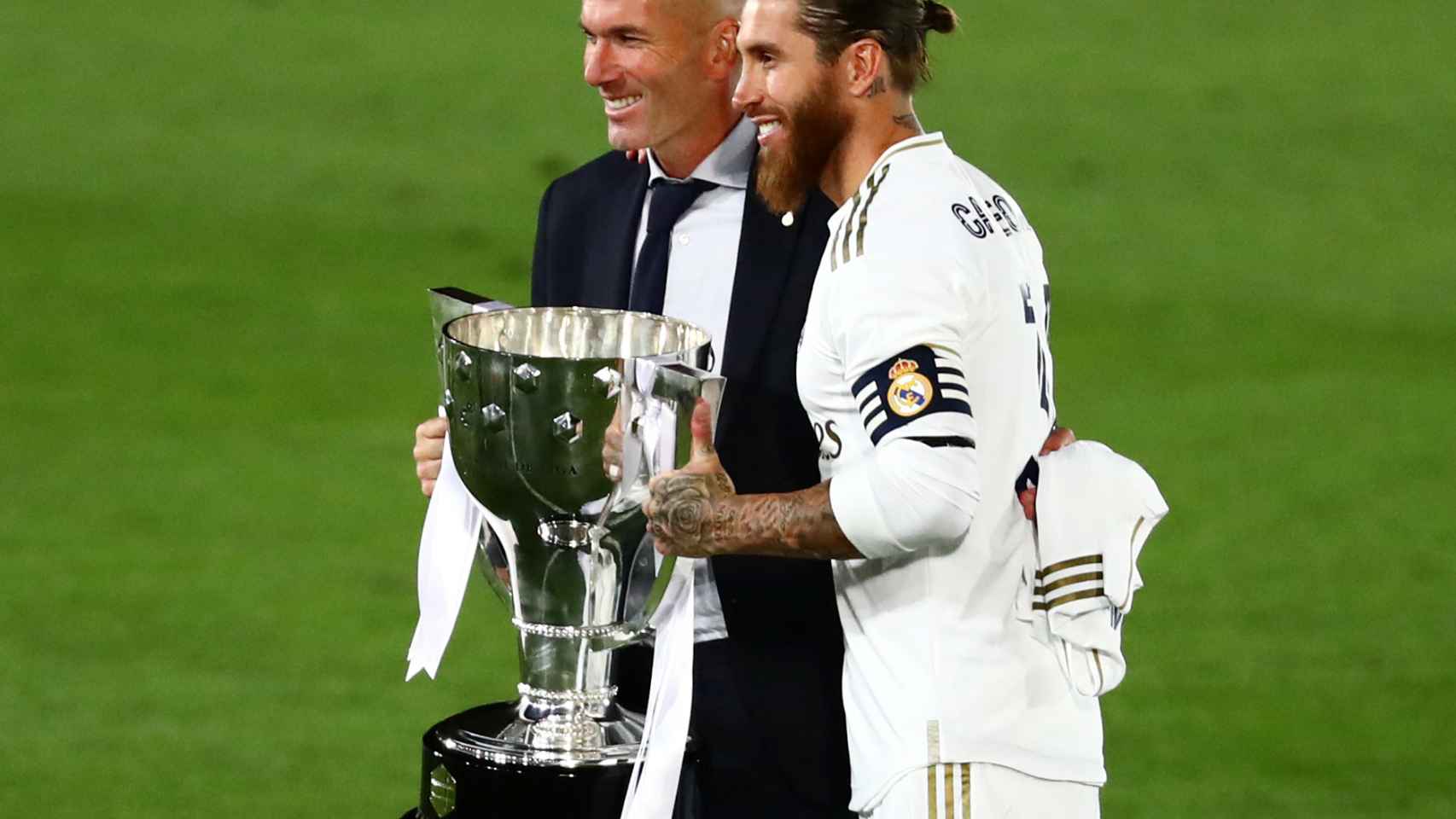 Zidane y Sergio Ramos posan para los fotógrafos con la copa de campeón de Liga