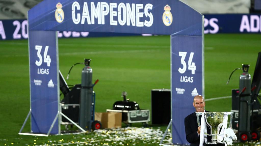 Zinedine Zidane en el Estadio Alfredo Di Stéfano con el título de campeón de Liga