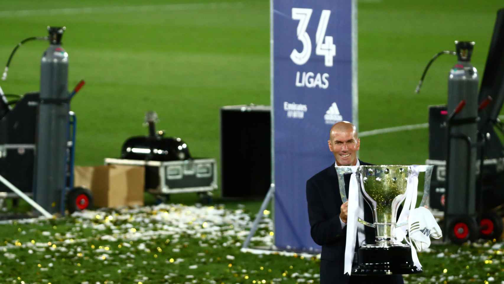 Zinedine Zidane en el Estadio Alfredo Di Stéfano con el título de campeón de Liga