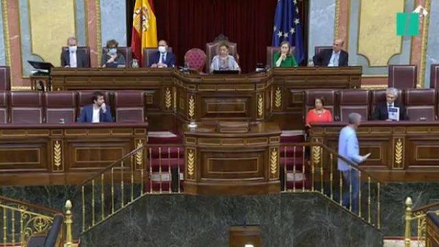 Momento en que Suárez enseña a Matute la portada del libro que estaba leyendo mientras hablaba el diputado de Bildu