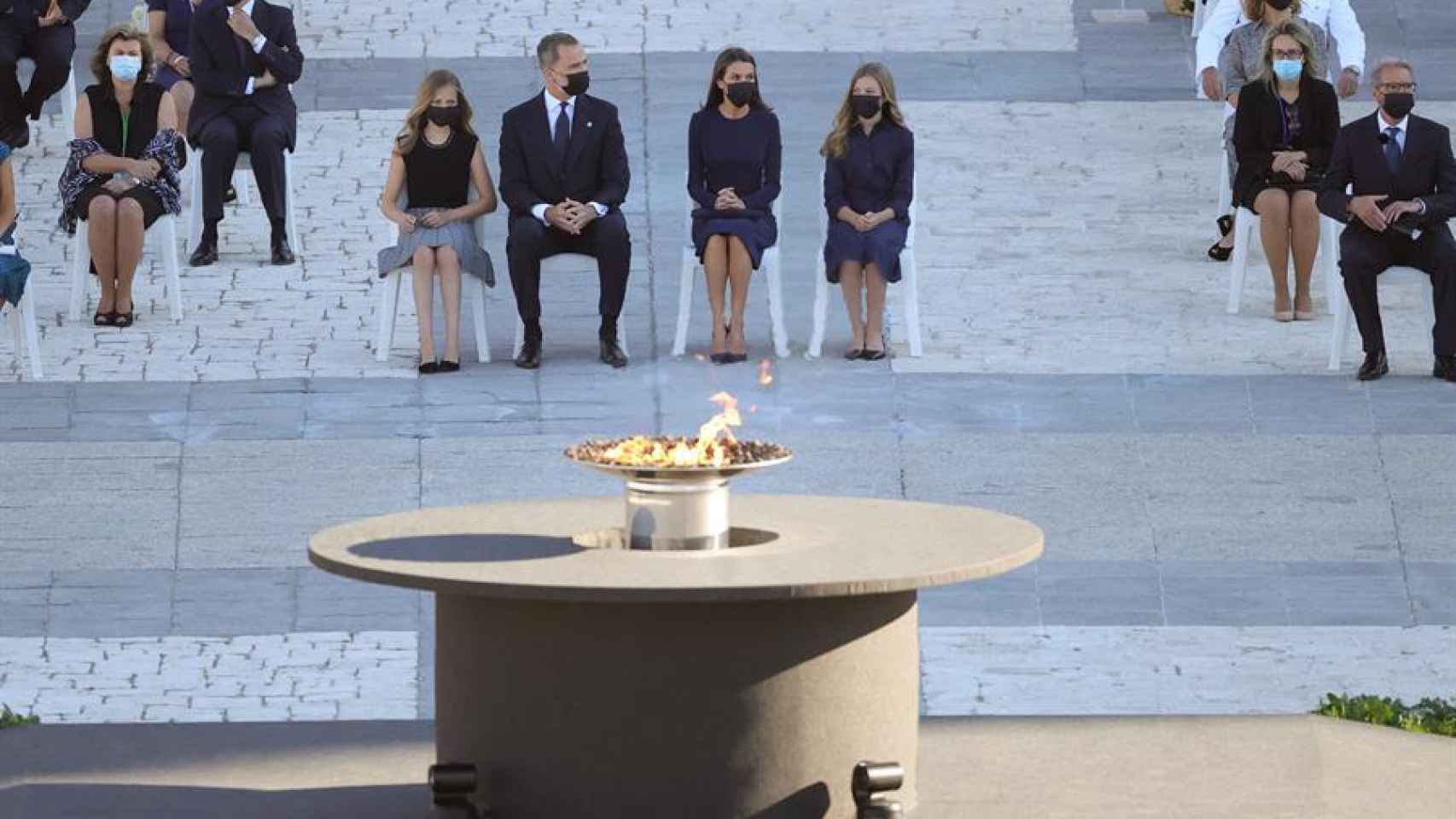 El rey Felipe VI (2i), la reina Letizia (2d), la infanta Sofía (d) y la Princesa de Asturias (i) momentos antes del comienzo del homenaje de Estado a las víctimas