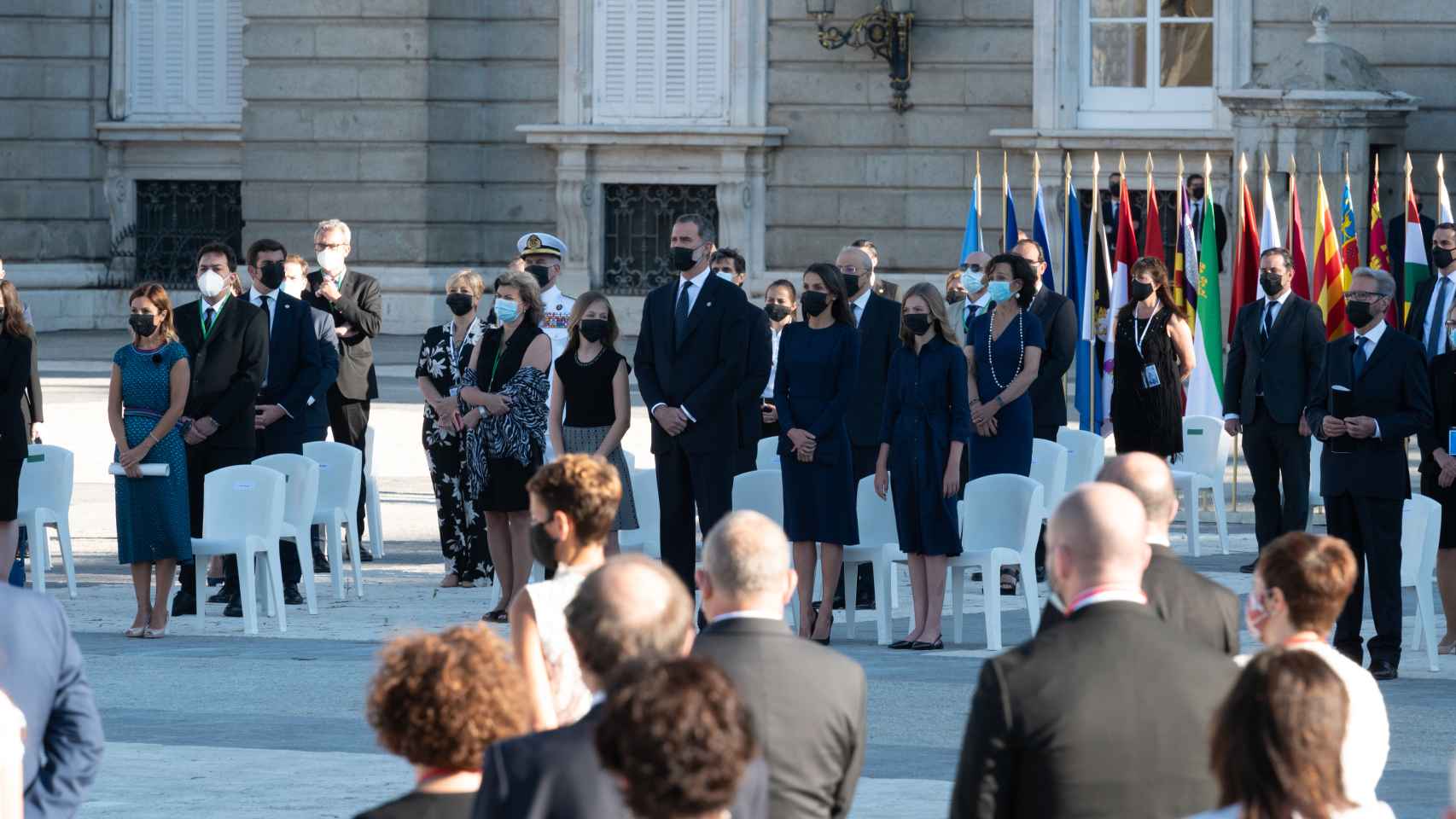 Los Reyes Felipe y Letizia, la Princesa Leonor y la Infanta SOfía, junto a Hernando Calleja y Aroa López, en el homenaje de Estado a las víctimas del Covid-19.