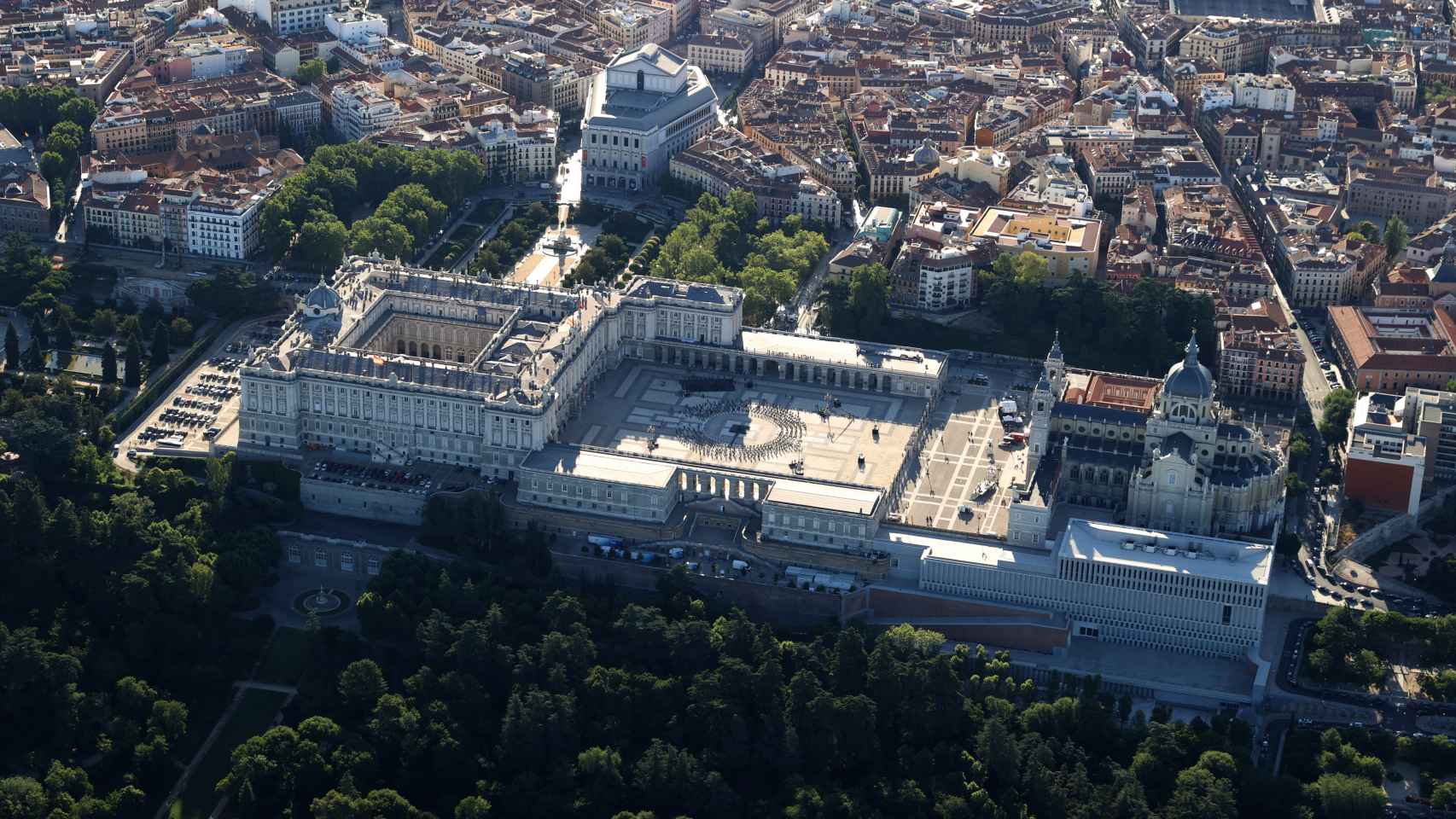 Vista aérea del Palacio Real, la Catedral de la Almudena y el Teatro Real en el homenaje de Estado a las víctimas del Covid-19.
