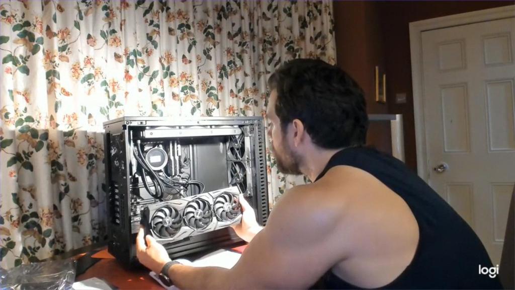 Henry Cavill nunca te mirará como mira a su nueva RTX 2080Ti de Nvidia