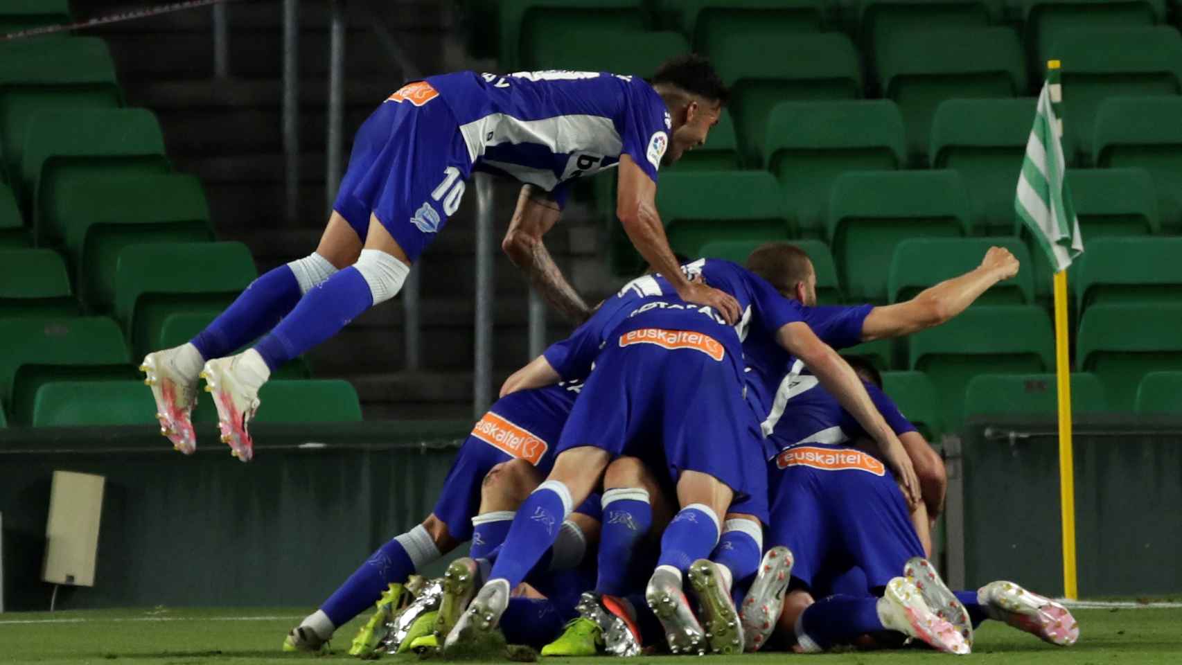 Los jugadores del Alavés celebran uno de los goles ante el Betis