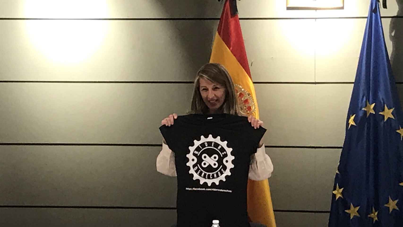 Yolanda Díaz posa con la camiseta de Riders x derechos.